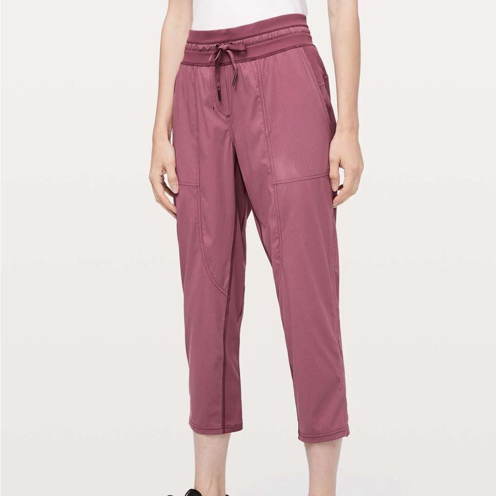 Lululemon Dance Studio Crop *25"
Misty Merlot